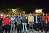 PLH Sekda Lombok Barat H. Saiful Ahkam berfoto bersama Kepala Dinas Damkarmat H. Suherman dan jajaran usai meninjau kesiapsiagaan personel Damkarmat di tengah respons cepat terhadap laporan kebakaran yang ternyata prank, Jumat (4/9/2026).
