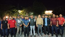 PLH Sekda Lombok Barat H. Saiful Ahkam berfoto bersama Kepala Dinas Damkarmat H. Suherman dan jajaran usai meninjau kesiapsiagaan personel Damkarmat di tengah respons cepat terhadap laporan kebakaran yang ternyata prank, Jumat (4/9/2026).