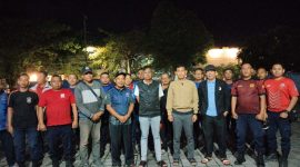PLH Sekda Lombok Barat H. Saiful Ahkam berfoto bersama Kepala Dinas Damkarmat H. Suherman dan jajaran usai meninjau kesiapsiagaan personel Damkarmat di tengah respons cepat terhadap laporan kebakaran yang ternyata prank, Jumat (4/9/2026).