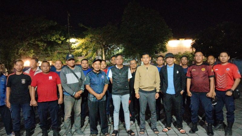 PLH Sekda Lombok Barat H. Saiful Ahkam berfoto bersama Kepala Dinas Damkarmat H. Suherman dan jajaran usai meninjau kesiapsiagaan personel Damkarmat di tengah respons cepat terhadap laporan kebakaran yang ternyata prank, Jumat (4/9/2026).