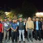 PLH Sekda Lombok Barat H. Saiful Ahkam berfoto bersama Kepala Dinas Damkarmat H. Suherman dan jajaran usai meninjau kesiapsiagaan personel Damkarmat di tengah respons cepat terhadap laporan kebakaran yang ternyata prank, Jumat (4/9/2026).