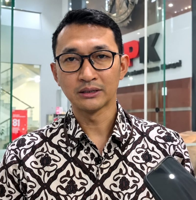 Juru Bicara KPK Budi Prasetyo memberikan keterangan soal penundaan pemeriksaan saksi kasus korupsi Bupati Lobar nonaktif, di Gedung Merah Putih KPK, Jakarta Selatan, Selasa (8/9/2026).