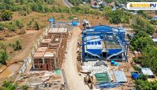 Caption: Progres pembangunan fasilitas pengolahan air SPAM Semongkat terus dikebut, sebagai bagian dari upaya memperkuat layanan air minum bagi masyarakat Sumbawa.(Foto: Kemen PU RI)