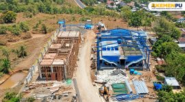 Caption: Progres pembangunan fasilitas pengolahan air SPAM Semongkat terus dikebut, sebagai bagian dari upaya memperkuat layanan air minum bagi masyarakat Sumbawa.(Foto: Kemen PU RI)