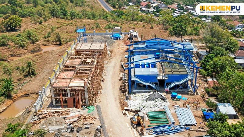 Caption: Progres pembangunan fasilitas pengolahan air SPAM Semongkat terus dikebut, sebagai bagian dari upaya memperkuat layanan air minum bagi masyarakat Sumbawa.(Foto: Kemen PU RI)