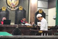 Terdakwa Bara Primario saat mengikuti sidang pembacaan dakwaan kasus pembunuhan ibu kandungnya di Pengadilan Negeri Mataram, NTB, Rabu (3/6/2026).