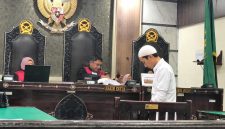 Terdakwa Bara Primario saat mengikuti sidang pembacaan dakwaan kasus pembunuhan ibu kandungnya di Pengadilan Negeri Mataram, NTB, Rabu (3/6/2026).