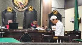 Terdakwa Bara Primario saat mengikuti sidang pembacaan dakwaan kasus pembunuhan ibu kandungnya di Pengadilan Negeri Mataram, NTB, Rabu (3/6/2026).