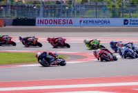 Para pembalap saling menyalip dan memacu motornya pada ajang MotoGP tahun lalu di Sirkuit Mandalika, Lombok Tengah, Nusa Tenggara Barat.