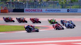Para pembalap saling menyalip dan memacu motornya pada ajang MotoGP tahun lalu di Sirkuit Mandalika, Lombok Tengah, Nusa Tenggara Barat.