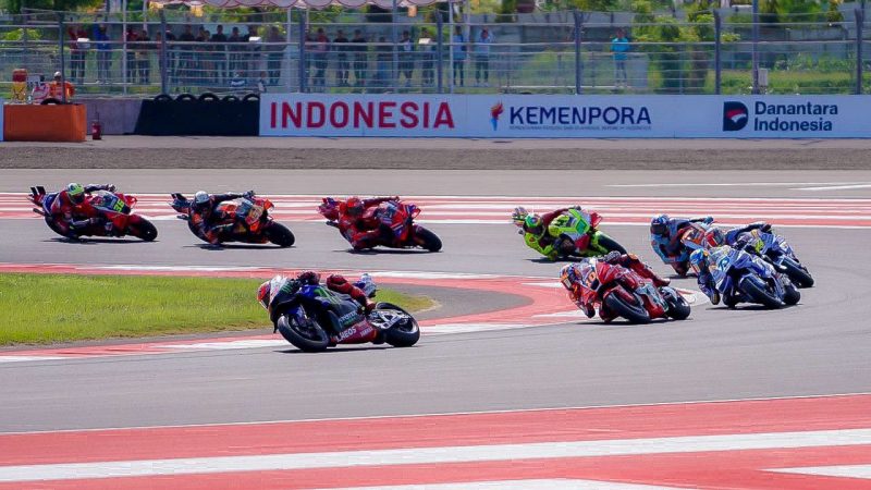 Para pembalap saling menyalip dan memacu motornya pada ajang MotoGP tahun lalu di Sirkuit Mandalika, Lombok Tengah, Nusa Tenggara Barat.