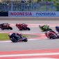 Para pembalap saling menyalip dan memacu motornya pada ajang MotoGP tahun lalu di Sirkuit Mandalika, Lombok Tengah, Nusa Tenggara Barat.