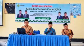 Dari kiri ke kanan: Ketua Pokjawas Kanwil Kemenag NTB Dr. Abdul Hamid, Kepala MAN Lombok Barat H. Kemas Burhan, dan Waka Humas MAN Lombok Barat Sahimi saat mengikuti Bimtek Kurikulum Berbasis Cinta (KBC) di MAN Lombok Barat, Sabtu (12/9/2026).(Foto: Istimewa)