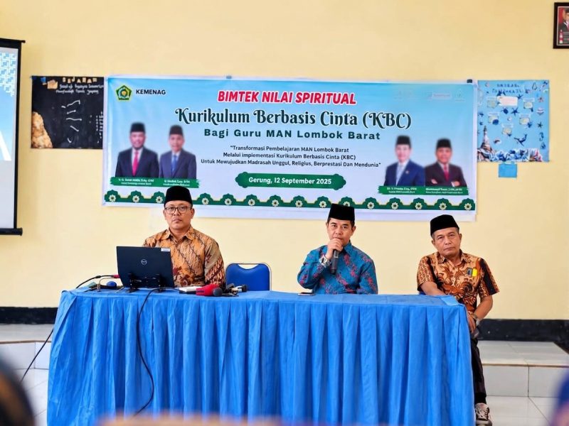 Dari kiri ke kanan: Ketua Pokjawas Kanwil Kemenag NTB Dr. Abdul Hamid, Kepala MAN Lombok Barat H. Kemas Burhan, dan Waka Humas MAN Lombok Barat Sahimi saat mengikuti Bimtek Kurikulum Berbasis Cinta (KBC) di MAN Lombok Barat, Sabtu (12/9/2026).(Foto: Istimewa)