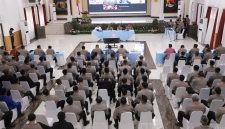 Suasana Latihan Pra Operasi (Lat Pra Ops) Operasi Cipta Mandalika Rinjani Tahun 2026 yang digelar oleh Polda NTB, dihadiri jajaran perwira dan personel, serta terhubung secara daring dengan Polres jajaran, dalam rangka pemantapan pengamanan MotoGP Mandalika 2026 di Lombok Tengah, NTB.(Foto: Istimewa)