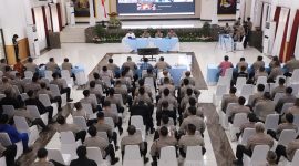 Suasana Latihan Pra Operasi (Lat Pra Ops) Operasi Cipta Mandalika Rinjani Tahun 2026 yang digelar oleh Polda NTB, dihadiri jajaran perwira dan personel, serta terhubung secara daring dengan Polres jajaran, dalam rangka pemantapan pengamanan MotoGP Mandalika 2026 di Lombok Tengah, NTB.(Foto: Istimewa)