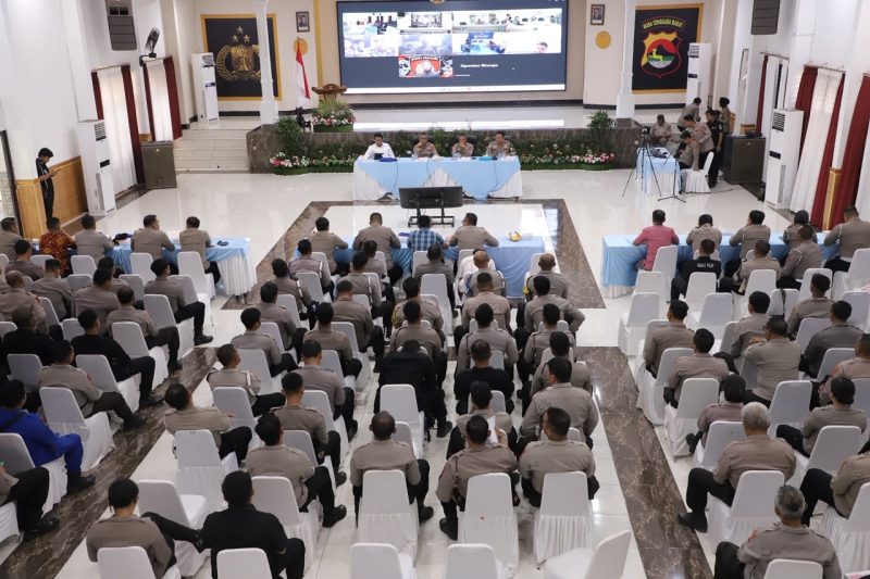 Suasana Latihan Pra Operasi (Lat Pra Ops) Operasi Cipta Mandalika Rinjani Tahun 2026 yang digelar oleh Polda NTB, dihadiri jajaran perwira dan personel, serta terhubung secara daring dengan Polres jajaran, dalam rangka pemantapan pengamanan MotoGP Mandalika 2026 di Lombok Tengah, NTB.(Foto: Istimewa)