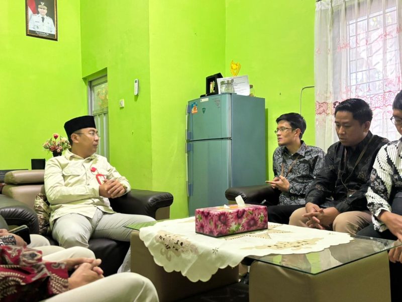 Jajaran PLN UP3 Bima saat melakukan kunjungan ke DLH Kota Bima.