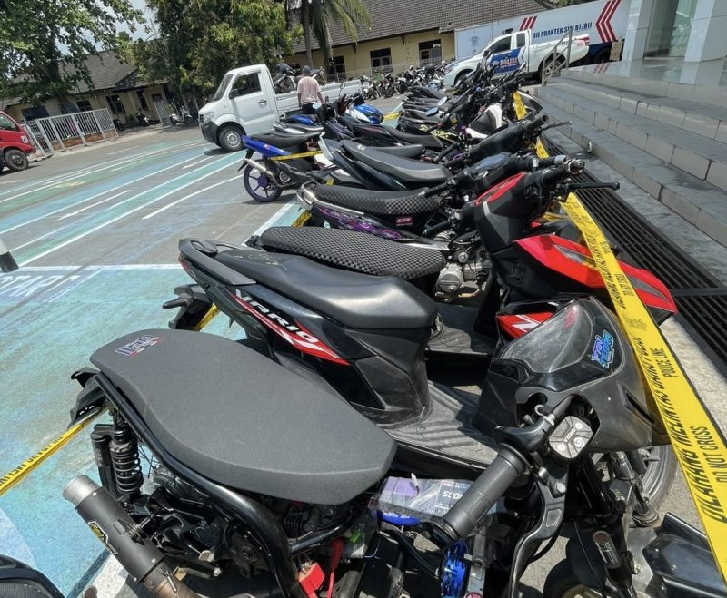 Puluhan sepeda motor diamankan Polres Lombok Barat dalam patroli dan sweeping malam yang menyasar aksi balap liar, Jumat (11/9/2026) malam. Sebanyak 29 unit motor diamankan untuk pendataan dan penindakan lebih lanjut.(foto: Istimewa)