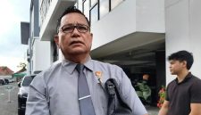 Kuasa hukum Abdul Hanan (kiri) bersama Muhammad Ihsan, Direktur Utama PT SEG (kanan), saat ditemui usai mendampingi pemeriksaan sebagai saksi dalam kasus dugaan korupsi pembiayaan modal kerja PT Carsten senilai Rp11 miliar, di Gedung Kejati NTB, Senin (7/9/2026).