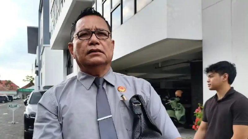 Kuasa hukum Abdul Hanan (kiri) bersama Muhammad Ihsan, Direktur Utama PT SEG (kanan), saat ditemui usai mendampingi pemeriksaan sebagai saksi dalam kasus dugaan korupsi pembiayaan modal kerja PT Carsten senilai Rp11 miliar, di Gedung Kejati NTB, Senin (7/9/2026).