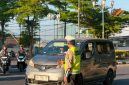 Personel Ditlantas Polda NTB mengatur arus lalu lintas kendaraan roda empat dan roda dua di salah satu ruas jalan Kota Mataram, guna memastikan kelancaran serta keselamatan pengguna jalan, Senin (21/09/2026).(Foto: Istimewa)