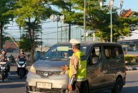 Personel Ditlantas Polda NTB mengatur arus lalu lintas kendaraan roda empat dan roda dua di salah satu ruas jalan Kota Mataram, guna memastikan kelancaran serta keselamatan pengguna jalan, Senin (21/09/2026).(Foto: Istimewa)