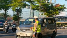 Personel Ditlantas Polda NTB mengatur arus lalu lintas kendaraan roda empat dan roda dua di salah satu ruas jalan Kota Mataram, guna memastikan kelancaran serta keselamatan pengguna jalan, Senin (21/09/2026).(Foto: Istimewa)