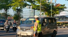 Personel Ditlantas Polda NTB mengatur arus lalu lintas kendaraan roda empat dan roda dua di salah satu ruas jalan Kota Mataram, guna memastikan kelancaran serta keselamatan pengguna jalan, Senin (21/09/2026).(Foto: Istimewa)