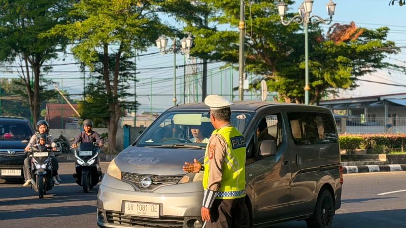 Personel Ditlantas Polda NTB mengatur arus lalu lintas kendaraan roda empat dan roda dua di salah satu ruas jalan Kota Mataram, guna memastikan kelancaran serta keselamatan pengguna jalan, Senin (21/09/2026).(Foto: Istimewa)