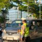 Personel Ditlantas Polda NTB mengatur arus lalu lintas kendaraan roda empat dan roda dua di salah satu ruas jalan Kota Mataram, guna memastikan kelancaran serta keselamatan pengguna jalan, Senin (21/09/2026).(Foto: Istimewa)