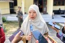 Wakil Bupati Lombok Barat, Hj. Nurul Adha (UNA), memberikan keterangan kepada sejumlah awak media seusai menghadiri rapat paripurna di DPRD Lombok Barat, Selasa (29/9/2026).(Foto: Halo NTB/Taufik).