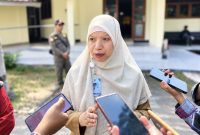 Wakil Bupati Lombok Barat, Hj. Nurul Adha (UNA), memberikan keterangan kepada sejumlah awak media seusai menghadiri rapat paripurna di DPRD Lombok Barat, Selasa (29/9/2026).(Foto: Halo NTB/Taufik).