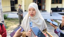 Wakil Bupati Lombok Barat, Hj. Nurul Adha (UNA), memberikan keterangan kepada sejumlah awak media seusai menghadiri rapat paripurna di DPRD Lombok Barat, Selasa (29/9/2026).(Foto: Halo NTB/Taufik).