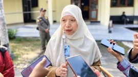 Wakil Bupati Lombok Barat, Hj. Nurul Adha (UNA), memberikan keterangan kepada sejumlah awak media seusai menghadiri rapat paripurna di DPRD Lombok Barat, Selasa (29/9/2026).(Foto: Halo NTB/Taufik).