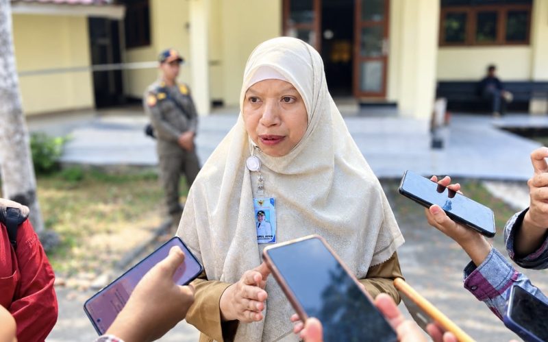Wakil Bupati Lombok Barat, Hj. Nurul Adha (UNA), memberikan keterangan kepada sejumlah awak media seusai menghadiri rapat paripurna di DPRD Lombok Barat, Selasa (29/9/2026).(Foto: Halo NTB/Taufik).