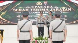 Kapolda NTB Irjen Pol. Kalingga Rendra Raharja, S.E., M.H. memberikan sambutan saat memimpin Upacara Serah Terima Jabatan (Sertijab) Kepala Bidang Kedokteran dan Kesehatan (Kabiddokkes) Polda NTB, di Mataram, Jumat (25/9/2026).