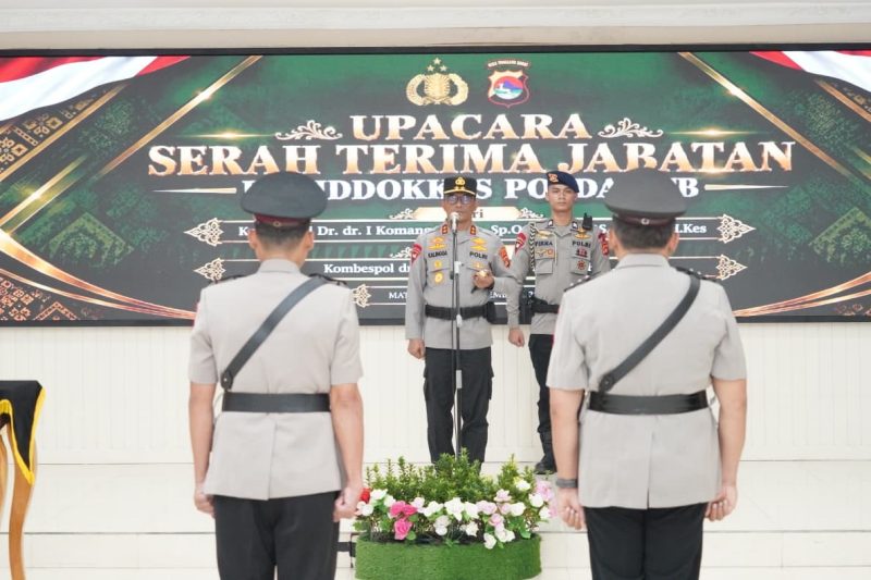Kapolda NTB Irjen Pol. Kalingga Rendra Raharja, S.E., M.H. memberikan sambutan saat memimpin Upacara Serah Terima Jabatan (Sertijab) Kepala Bidang Kedokteran dan Kesehatan (Kabiddokkes) Polda NTB, di Mataram, Jumat (25/9/2026).