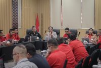 Narasumber dan peserta berdiskusi dalam penguatan kapasitas advokasi pekerja SP PLN