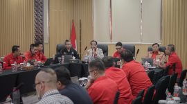 Narasumber dan peserta berdiskusi dalam penguatan kapasitas advokasi pekerja SP PLN