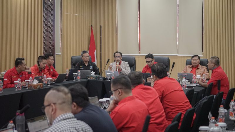 Narasumber dan peserta berdiskusi dalam penguatan kapasitas advokasi pekerja SP PLN