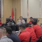 Narasumber dan peserta berdiskusi dalam penguatan kapasitas advokasi pekerja SP PLN