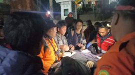 Tim SAR Gabungan mengevakuasi WNA asal China korban kecelakaan di Gunung Rinjani menuju Pos TNGR Senaru(Foto: Istimewa)