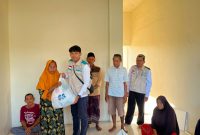 PLN UP3 Sumbawa bersama YBM PLN menyerahkan bantuan sembako kepada warga Dusun Perate, Sumbawa.