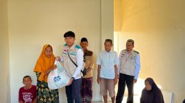 PLN UP3 Sumbawa bersama YBM PLN menyerahkan bantuan sembako kepada warga Dusun Perate, Sumbawa.