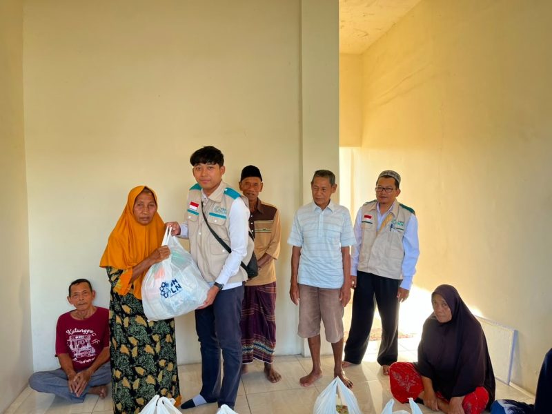 PLN UP3 Sumbawa bersama YBM PLN menyerahkan bantuan sembako kepada warga Dusun Perate, Sumbawa.
