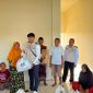 PLN UP3 Sumbawa bersama YBM PLN menyerahkan bantuan sembako kepada warga Dusun Perate, Sumbawa.