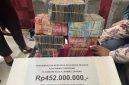 Tampak tumpukan uang pengganti kerugian negara sebesar Rp452 Juta yang diterima Kejari Mataram dari terpidana korupsi Pokir DPRD Lombok Barat, H. Zainuri.(Foto: Kejari Mataram)