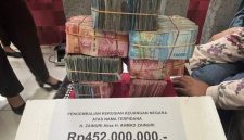Tampak tumpukan uang pengganti kerugian negara sebesar Rp452 Juta yang diterima Kejari Mataram dari terpidana korupsi Pokir DPRD Lombok Barat, H. Zainuri.(Foto: Kejari Mataram)