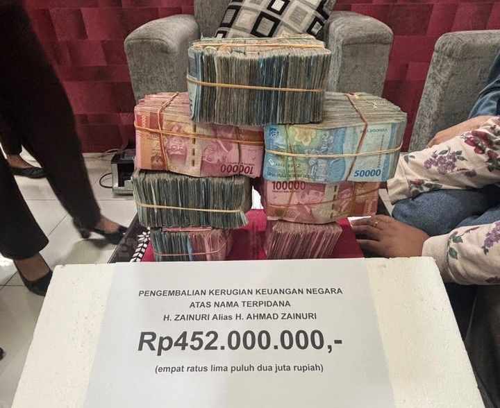Tampak tumpukan uang pengganti kerugian negara sebesar Rp452 Juta yang diterima Kejari Mataram dari terpidana korupsi Pokir DPRD Lombok Barat, H. Zainuri.(Foto: Kejari Mataram)